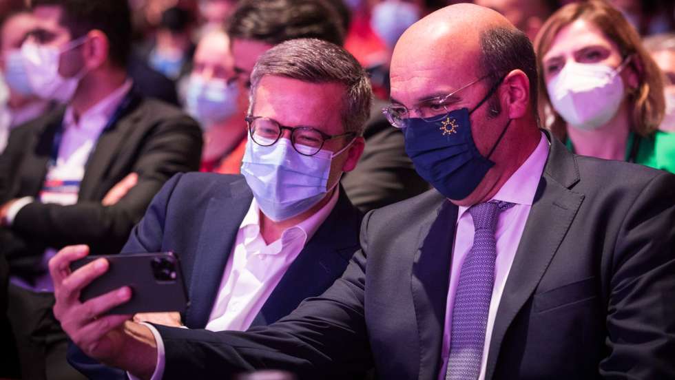 Web Summit: Primeiro dia da Web Summit, no MEO Arena, em Lisboa. Pedro Siza Vieira, ministro da Economia tira selfie com Carlos Moedas, presidente da câmara municipal de Lisboa. Lisboa, 1 de novembro de 2021. JOÃO PORFÍRIO/OBSERVADOR