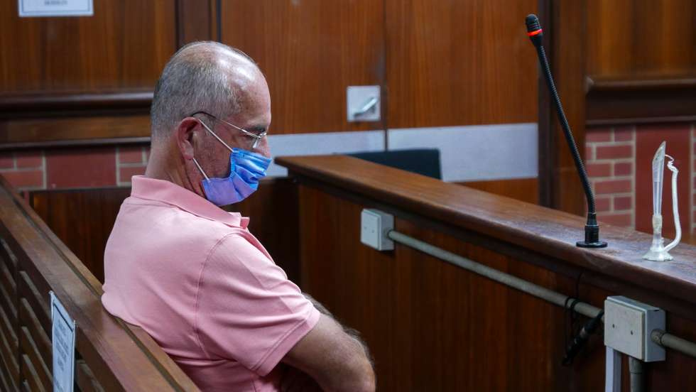 O ex-banqueiro João Rendeiro no Tribunal de Verulam, onde esteve presente perante um juiz pela primeira vez desde que foi detido no sábado, nos subúrbios de Durban, África do Sul, 13 de dezembro de 2021. João Rendeiro foi preso no sábado, num hotel em Durban, na província sul-africana do KwaZulu-Natal, numa operação que resultou da cooperação entre as polícias portuguesa, angolana e sul-africana. LUÍS MIGUEL FONSECA/LUSA