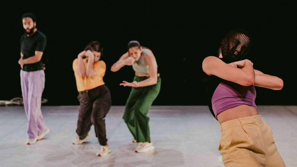 O lado infantil e as emoções estão presentes em palco através da interação dos quatro bailarinos