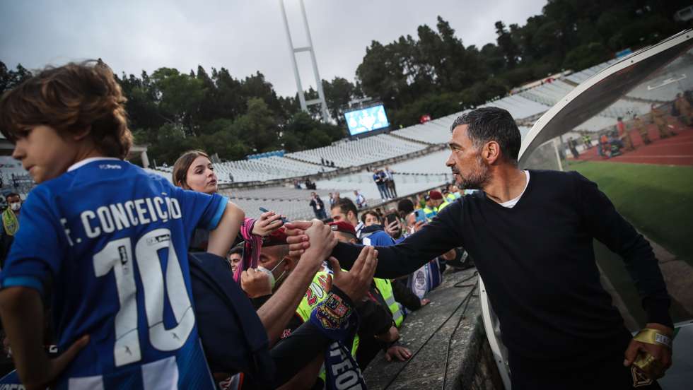 O treinador tirou o filho mais novo da bancada enquanto subia até à tribuna e levou-o ao colo durante o percurso