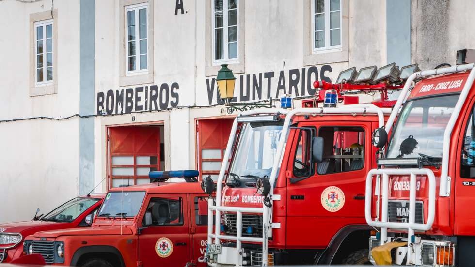 O comandante Cláudio Rocha explicou que o casal e um filho vão ser realojados em casa de amigos