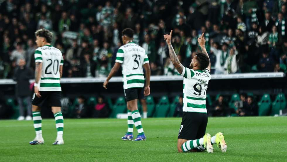 Luis Suárez bisou em 16 minutos, subiu à liderança isolada dos melhores marcadores da Liga e já está na época com mais golos da carreira