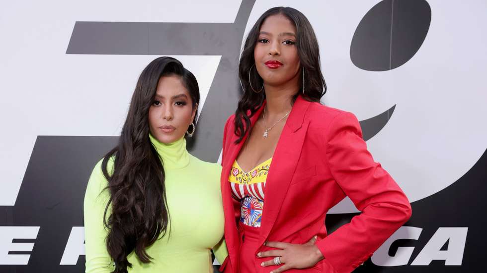 Natalia Bryant, à direita de vermelho, com a mãe Vanessa Bryant
