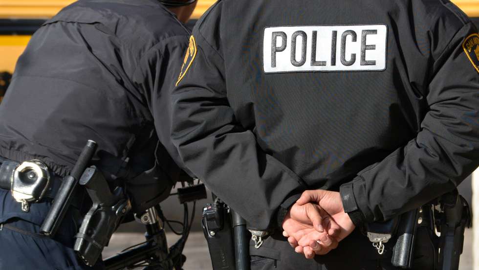 Quando a polícia chegou ao local, confrontou um homem armado e "retribuiu o fogo, matando o suspeito"