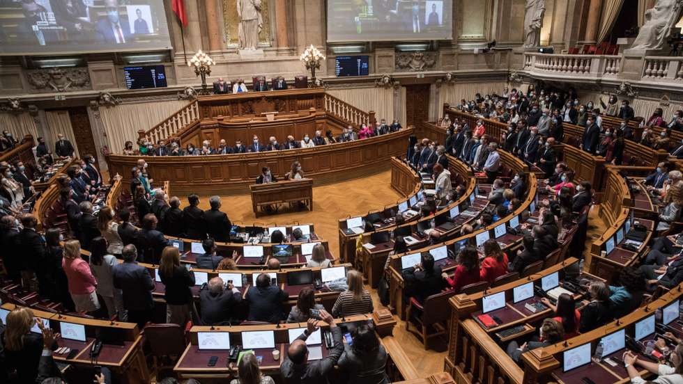 Parlamento: Debate e votação na generalidade ao Orçamento do Estado para 2022, na Assembleia da República. Bloco de Esquerda e PCP votarão contra o orçamento o que provocará a queda do Governo de António Costa e eleições antecipadas. Momento em que a direita e a esquerda chumba o orçamento do Estado do Governo. Apenas PS votou a favor. Lisboa, 27 de outubro de 2021. JOÃO PORFÍRIO/OBSERVADOR