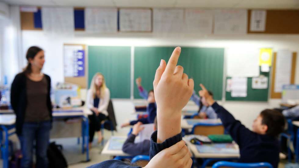 aluno levanta braço na escola