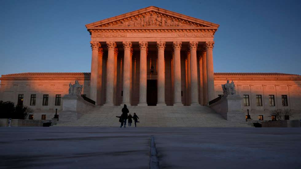 Ao fim de 27 anos, o juiz da ala liberal Stephen Breyer deixa o Supremo, abrindo lugar à sucessão