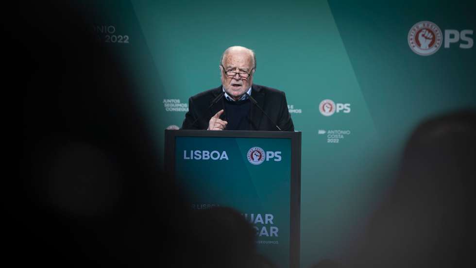 Campanhas para as eleições legislativas de 2022: Grande comício no pavilhão Carlos Lopes, em Lisboa, do Partido Socialista, António Costa, secretário-geral do PS e candidato a primeiro-ministro. As eleições legislativas realizam-se no próximo dia 30 de janeiro de 2022. Intervenção de Manuel Alegre. Lisboa, 27 de janeiro de 2022. JOÃO PORFÍRIO/OBSERVADOR
