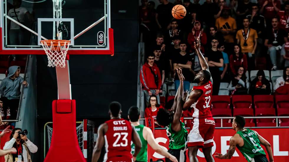 Benfica conseguiu a primeira vitória em casa frente ao Sporting esta época, depois de ter perdido na primeira fase do Campeonato