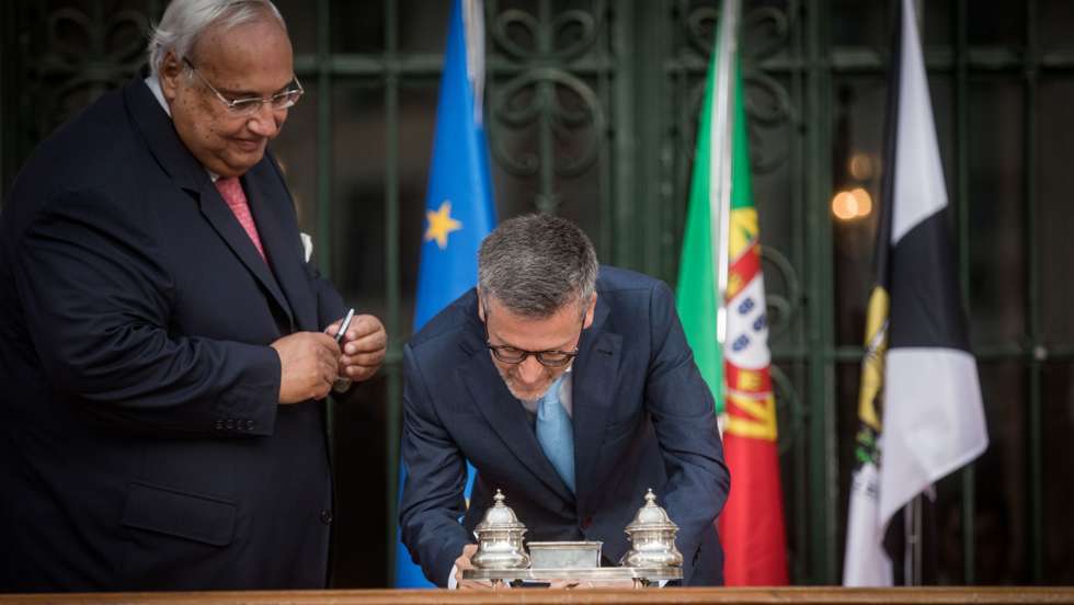 Tomada de posse do novo executivo da câmara municipal de Lisboa, liderado por Carlos Moedas, uma coligação entre os PSD e CDS. Na cerimónia estão presentes o presidente cessante Fernando Medina e Carlos Moedas, o novo presidente da câmara municipal de Lisboa. Lisboa, 18 de outubro de 2021. JOÃO PORFÍRIO/OBSERVADOR