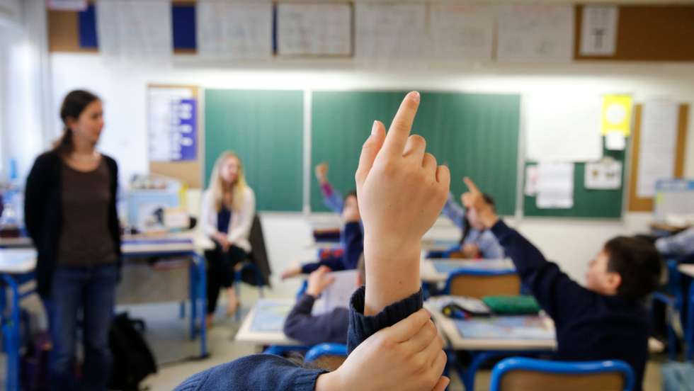 aluno levanta braço na escola