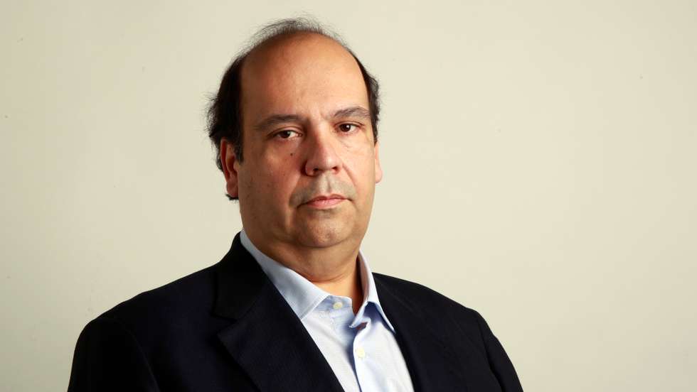 Em causa está a eventual prática de crimes de prevaricação, participação económica em negócio, peculato, abuso de poderes, burla qualificada, falsificação de documento e fraude fiscal qualificada