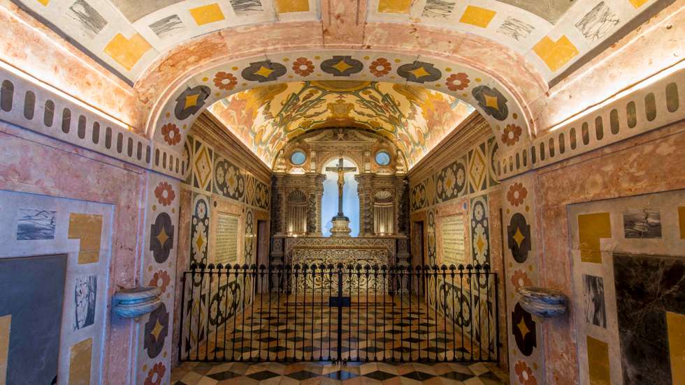 A capela privada dos Lencastre, condes de Vila Nova de Portimão e uns dos financiadores da obra, "ótimo testemunho erudito da arte total do Barroco"