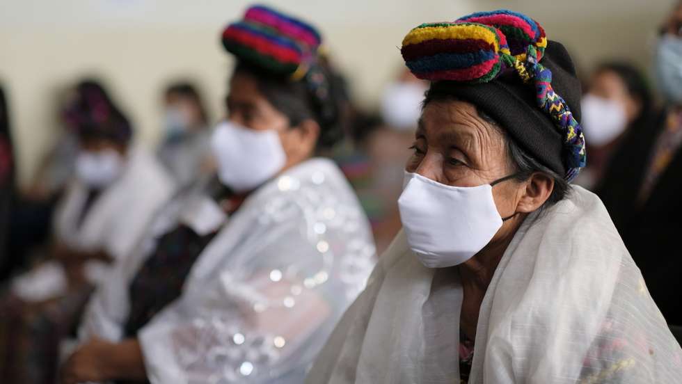 Sobreviventes durante o julgamento dos cinco paramilitares que violaram 36 mulheres Achi no Guatemala
