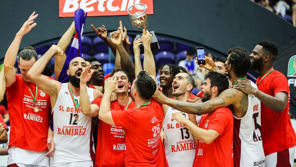 Benfica festejou no Dragão Arena a conquista do 28.º Campeonato, quebrando um jejum de cinco anos