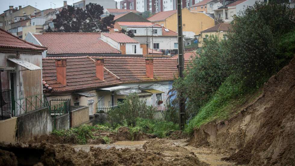 Durante a madrugada de 13 de dezembro fortes chuvas inundaram várias zonas da capital. Cheias, inundações. Derrocadas e deslizamentos de terras.