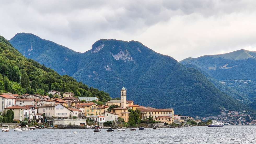 A proibição aplica-se tanto a bicicletas tradicionais como a bicicletas elétricas, dado que o código da estrada italiano não distingue entre os dois tipos