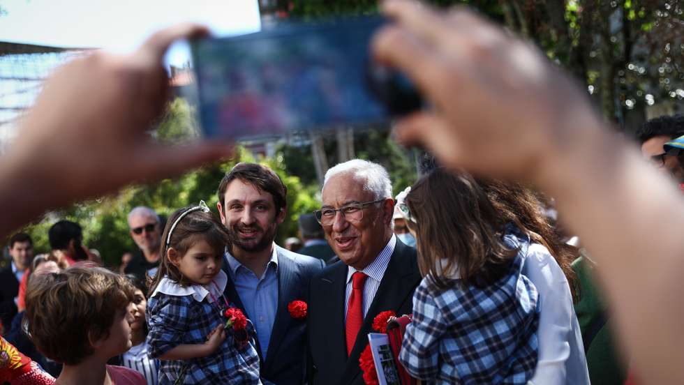 Em São Bento, à tarde, entre portugueses, Costa tirou a máscara que usara de manhã no Parlamento porque toma "cautelas e caldos de galinha"