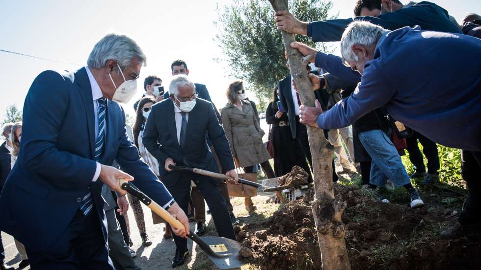 O primeiro ministro António Costa, fala aos jornalistas após a plantação de uma oliveira na Azinhaga do Ribatejo, no âmbito da Abertura Oficial das Comemorações do Centenário de José Saramago, 16 novembro 2021 em Golegã. JOÃO PORFÍRIO/OBSERVADOR