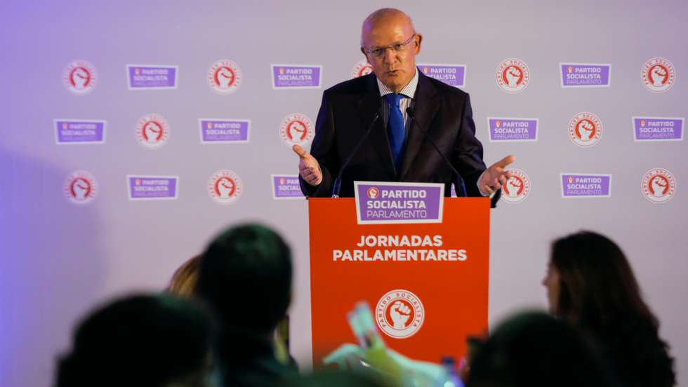 Brincou por ir às Jornadas do PS "engravatado" ao contrário dos deputados e atirou que era para "manter alguma distância". Tem sido acusado de promiscuidade pelo Chega.