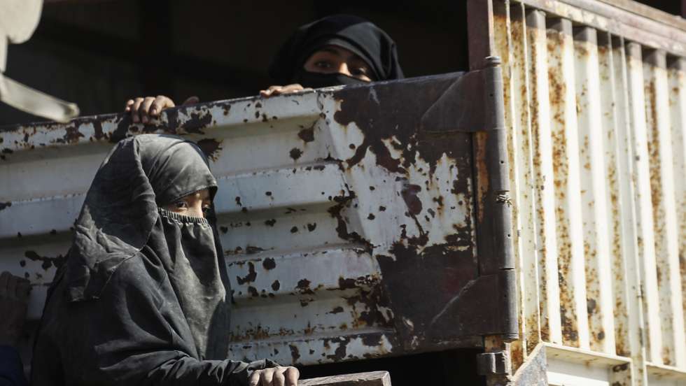 Civilians leave last IS-held area in eastern Syria