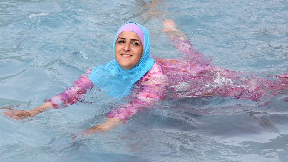 A medida, que entra em vigor a 1 de junho, não se aplica apenas ao uso de burquinis. Na localidade, os homens e as mulheres também poderão nadar em piscinas sem qualquer roupa