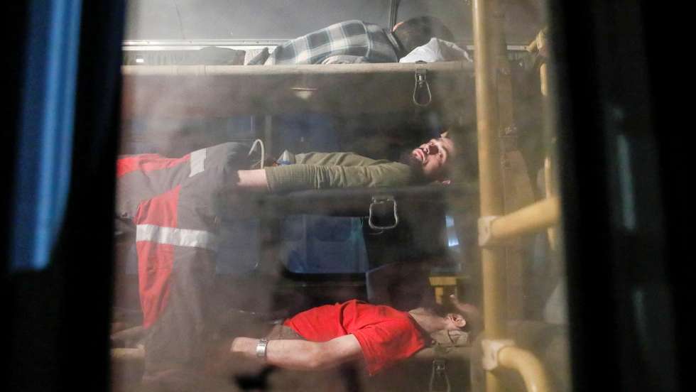 Feridos de Azovstal a serem transportados num autocarro para zonas dominadas por russos