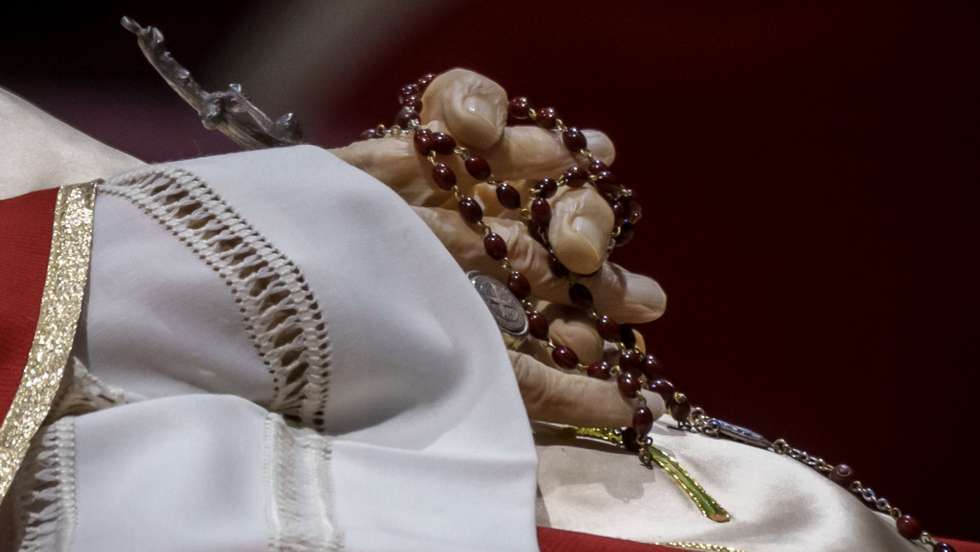 Pope Emeritus Benedict XVI died - laying in state