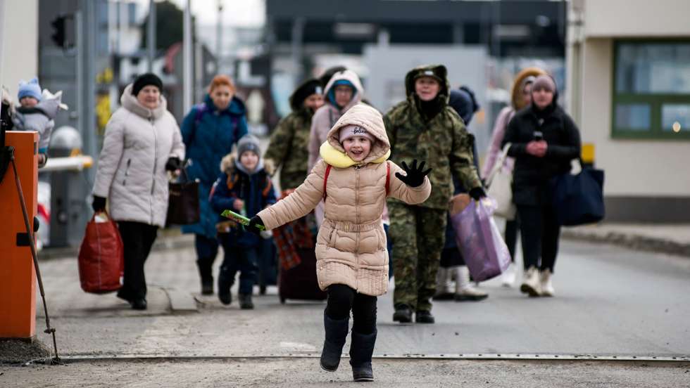 Refugiados da guerra na Ucrânia chegam à fronteira polaca