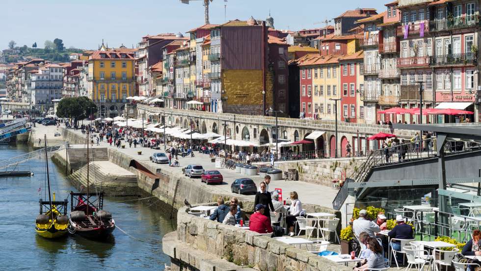 The quarter Ribeira at the old harbour in the old town with the iconic row of houses