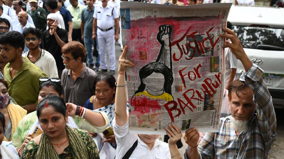 Manifestantes em Calcutá exibem um cartaz com a mensagem "Justiça para Baruipur"