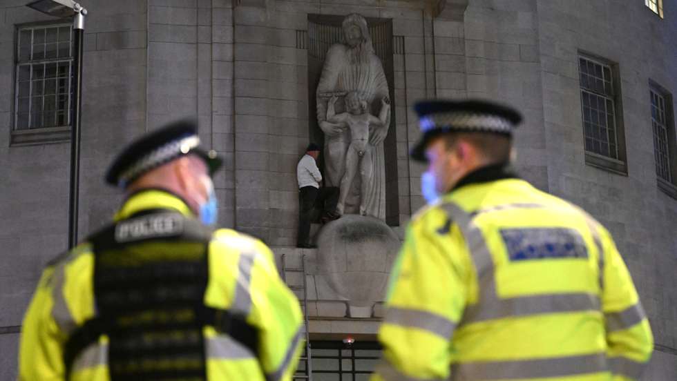 Homem danifica estátua na sede da BBC criada pelo artista, e pedófilo, Eric Gill