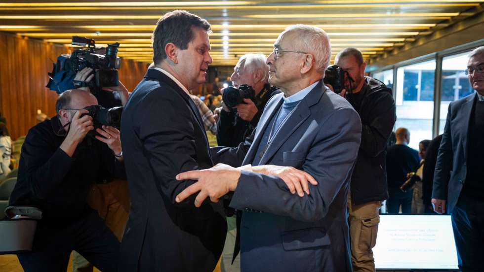 Pedro Strecht e o presidente da Conferência Episcopal Portuguesa, D. José Ornelas, esta segunda-feira na apresentação do relatório final