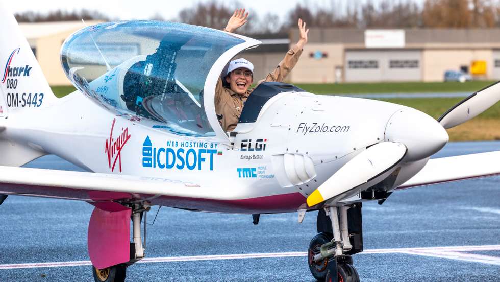 Zara Rutherford, a jovem piloto de 19 anos que circum-navegou o globo num avião ultraligeiro