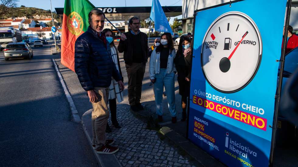 A Iniciativa Liberal colocou este "múpi" em Torres Vedras para criticar o Governo pelo aumento dos impostos sobre os combustívels