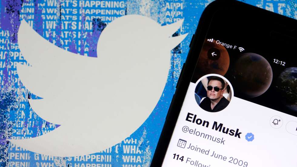 Elon Musk Buys Social Network Twitter