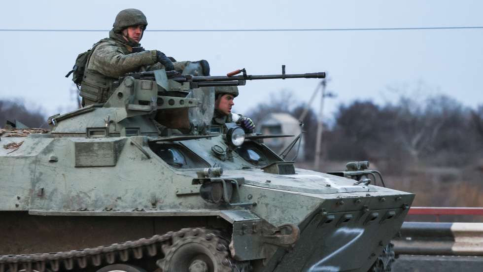 Tanques russos deslocam-se no norte da Crimeia