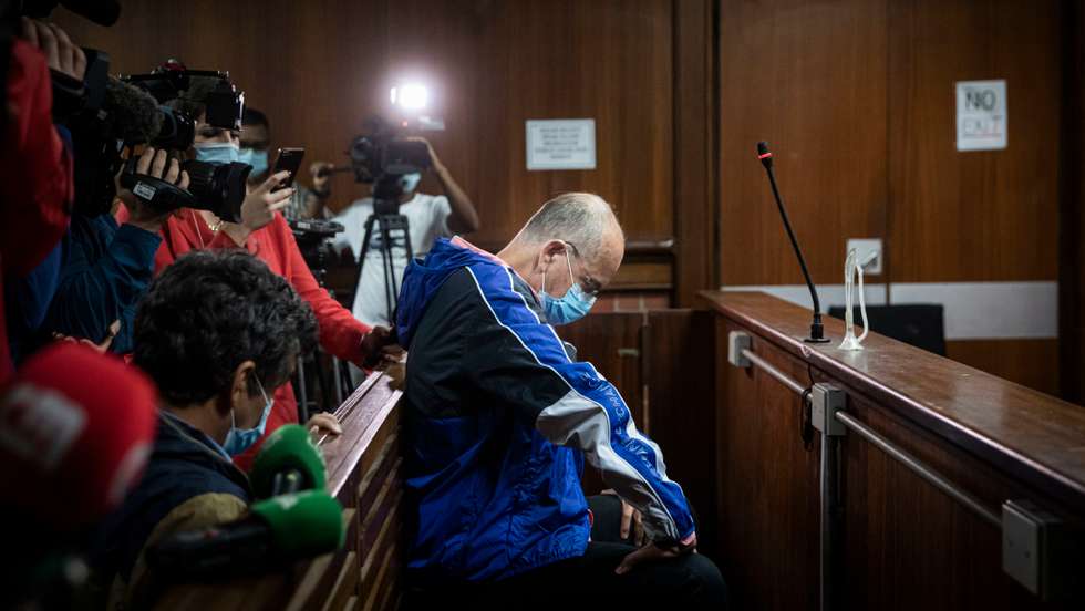 O ex-banqueiro João Rendeiro na sala de tribunal em Verulam, Durban, África do Sul onde foi presente ao juiz. 17 de dezembro de 2021. João Rendeiro foi preso no sábado, num hotel em Durban, na província sul-africana do KwaZulu-Natal, numa operação que resultou da cooperação entre as polícias portuguesa, angolana e sul-africana. JOÃO PORFÍRIO/OBSERVADOR