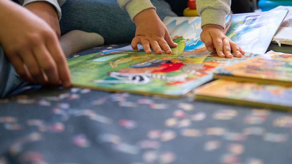 Um criança com um livro
