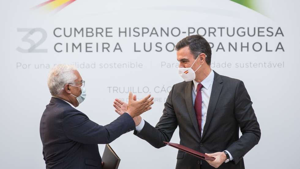 32ª Cimeira Luso-Espanhola. A Cimeira de Trujillo permitirá aprofundar as discussões mantidas com o governo de Espanha sobre a interligação entre dois processos importantes: a implementação da Estratégia Comum de Desenvolvimento Transfronteiriço e a execução dos Planos de Recuperação e Resiliência. Terá também como um dos seus pontos altos a celebração do novo Tratado de Amizade e Cooperação, a assinar pelo Primeiro-Ministro português António Costa e pelo Presidente do Governo espanhol Pedro Sanchez. Trujillo, Espanha, 28 de outubro de 2021. JOÃO PORFÍRIO/OBSERVADOR