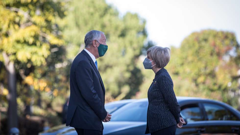 O Presidente da República, Marcelo Rebelo de Sousa conversa com primeiro-ministro, António Costa na sessão sobre a evolução da Covid-19 em Portugal no Infarmed. Presidente da República, Marcelo Rebelo de Sousa e ministra da saúde Marta Temido. Lisboa, 19 de novembro de 2021. JOÃO PORFÍRIO/OBSERVADOR
