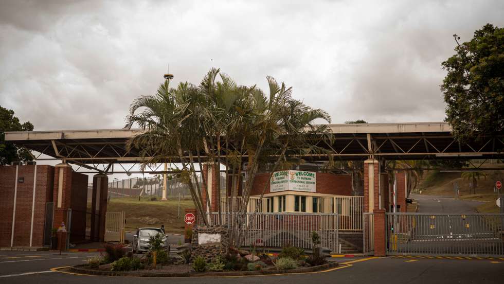 Reportagem sobre o bairro onde João Rendeiro viveu nos últimos dias antes de ser detido pelas autoridades sul-africanas. O ex-banqueiro João Rendeiro foi preso no dia 11 de dezembro, num hotel em Durban, na província sul-africana do KwaZulu-Natal, numa operação que resultou da cooperação entre as polícias portuguesa, angolana e sul-africana. Prisão de Westville onde João Rendeiro está detido. Uma das prisões mais perigosas de toda a África do Sul. Durban, África do Sul, 19 de dezembro de 2021. JOÃO PORFÍRIO/OBSERVADOR