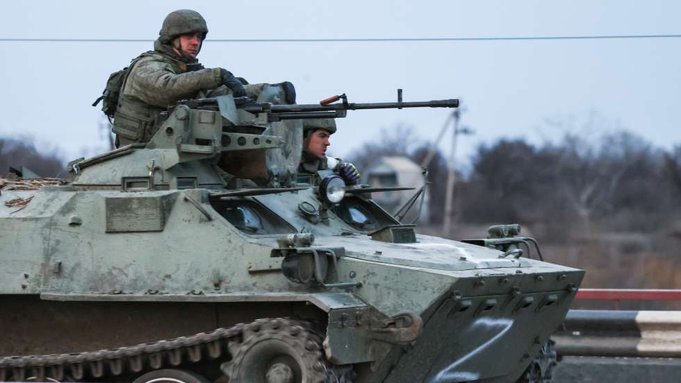 Tanques russos deslocam-se no norte da Crimeia