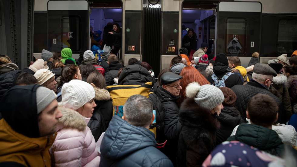 Reportagem na Estação de Comboios de Lviv, na Ucrânia. As pessoas nesta estação esperam e desesperam por um comboio que os leve para a Polónia. Os homens têm de ficar devido à Lei Marcial que proíbe os homens entre dos 18 e os 60 anos de saírem do país. A Rússia, a mando do seu presidente, Vladimir Putin, invadiu a Ucrânia no passado dia 24 de fevereiro de 2022. Lviv, Ucrânia, 25 de fevereiro de 2022. JOÃO PORFÍRIO/OBSERVADOR
