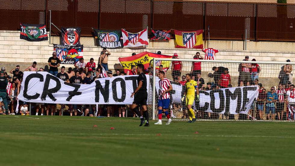 Adeptos do Atl. Madrid estiveram presentes no jogo particular com o Numancia para se manifestarem contra uma possível contratação de Ronaldo