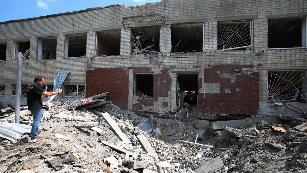 Kharkiv school under Russian  missile strike