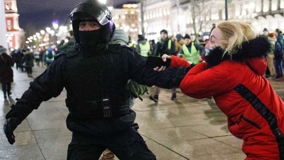 Manifestantes contra a invasão russa da Ucrânia são detidos pela polícia da Rússia, em São Petersburgo