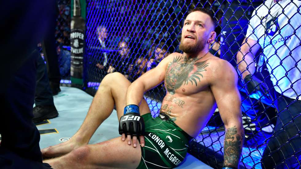 O "Notorious" não teve uma noite feliz, partindo a tíbia ainda no primeiro round do combate