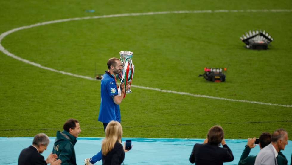 Aos 36 anos, Chiellini levantou a taça de campeão da Europa pela Itália. 111 jogos depois, desconhece-se o seu futuro na seleção