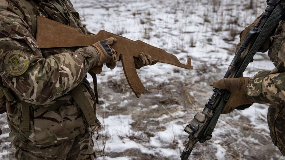 Civis ucranianos realizam treinos militares voluntários nos arredores de Kiev, na preparação de um corpo paramilitar que irá apoiar o exército ucraniano em caso de invasão por parte da Rússia